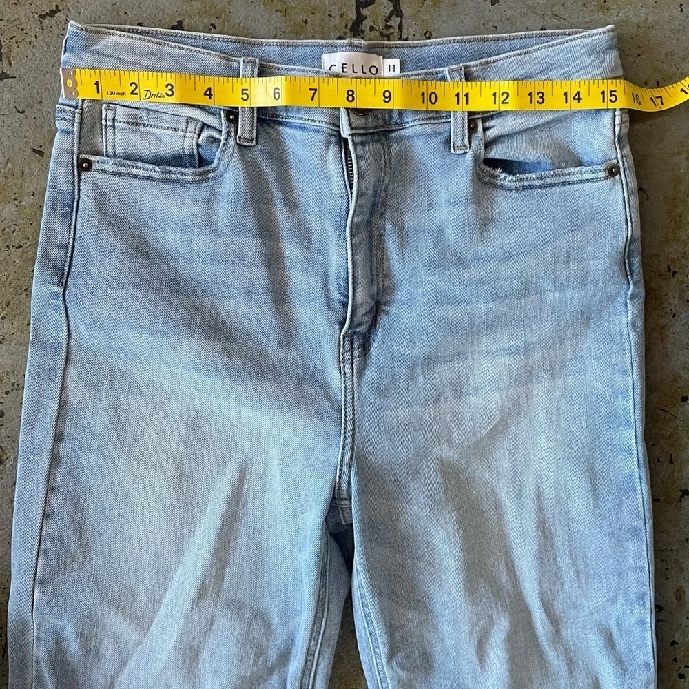 NWOT Cello Light Blue Distressed Women’s Mom Jeans Size 11